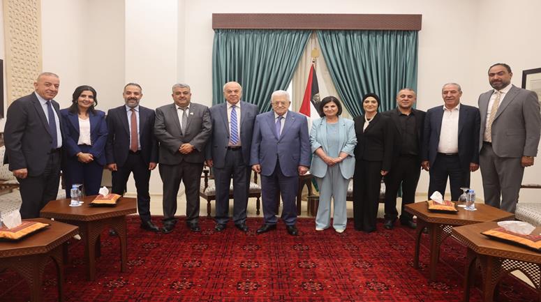 الرئيس محمود عباس يستقبل رئيس وأعضاء بلدية البيرة 